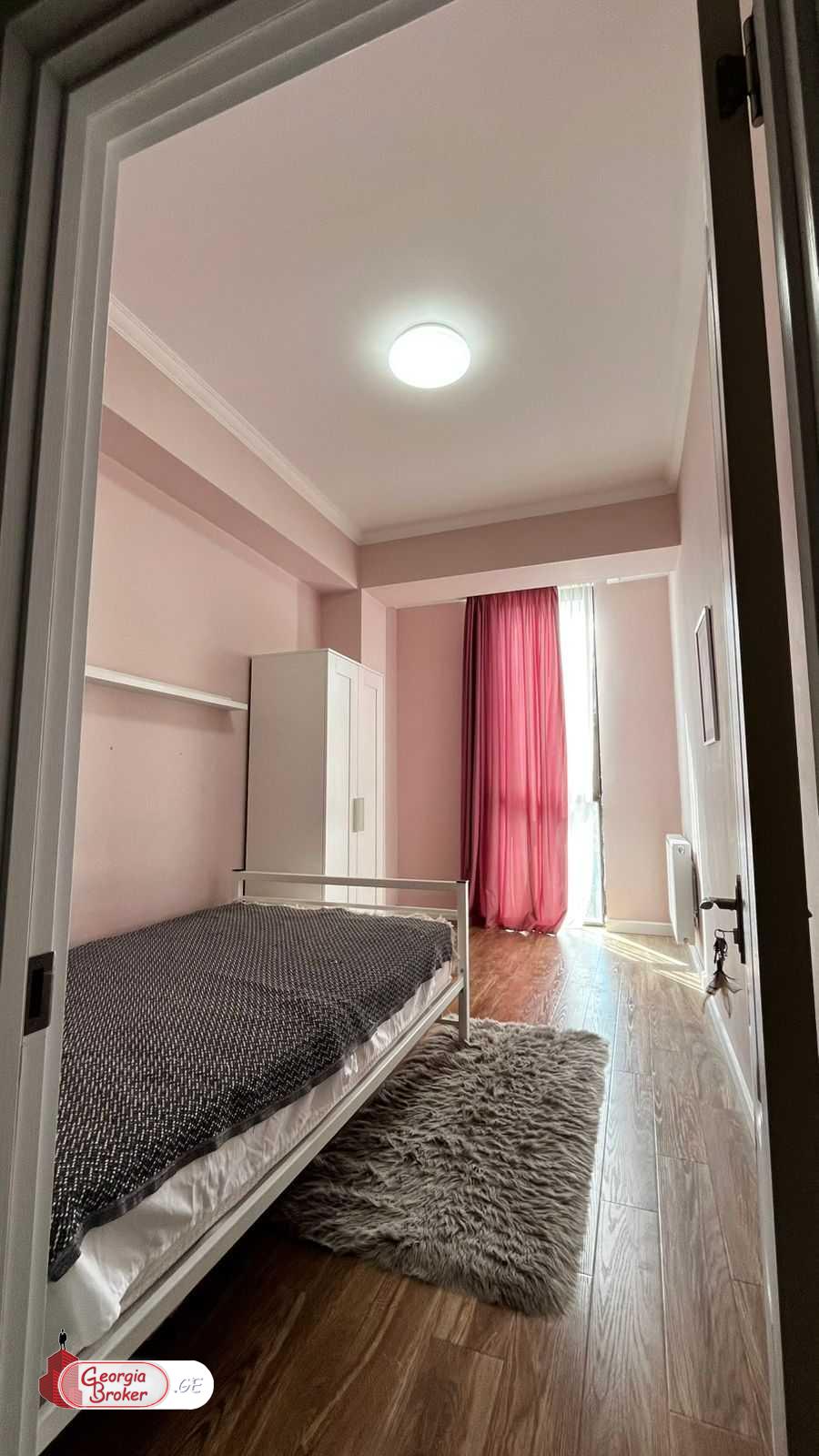 продается квартира с новым ремонтом 3-комнаты