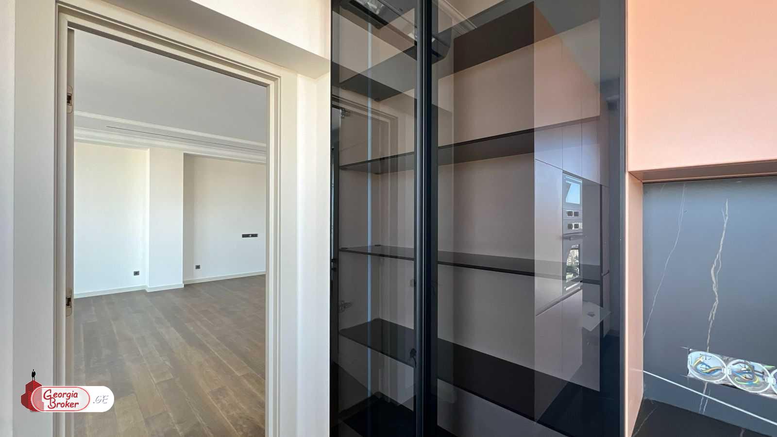 იყიდება ახალი გარემონტებული 5 ოთახიანი ბინა