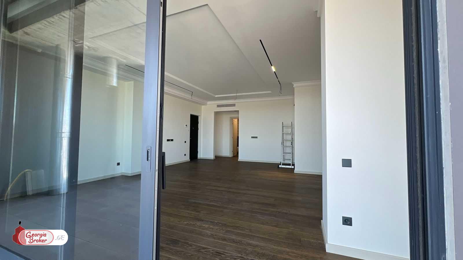 იყიდება ახალი გარემონტებული 5 ოთახიანი ბინა