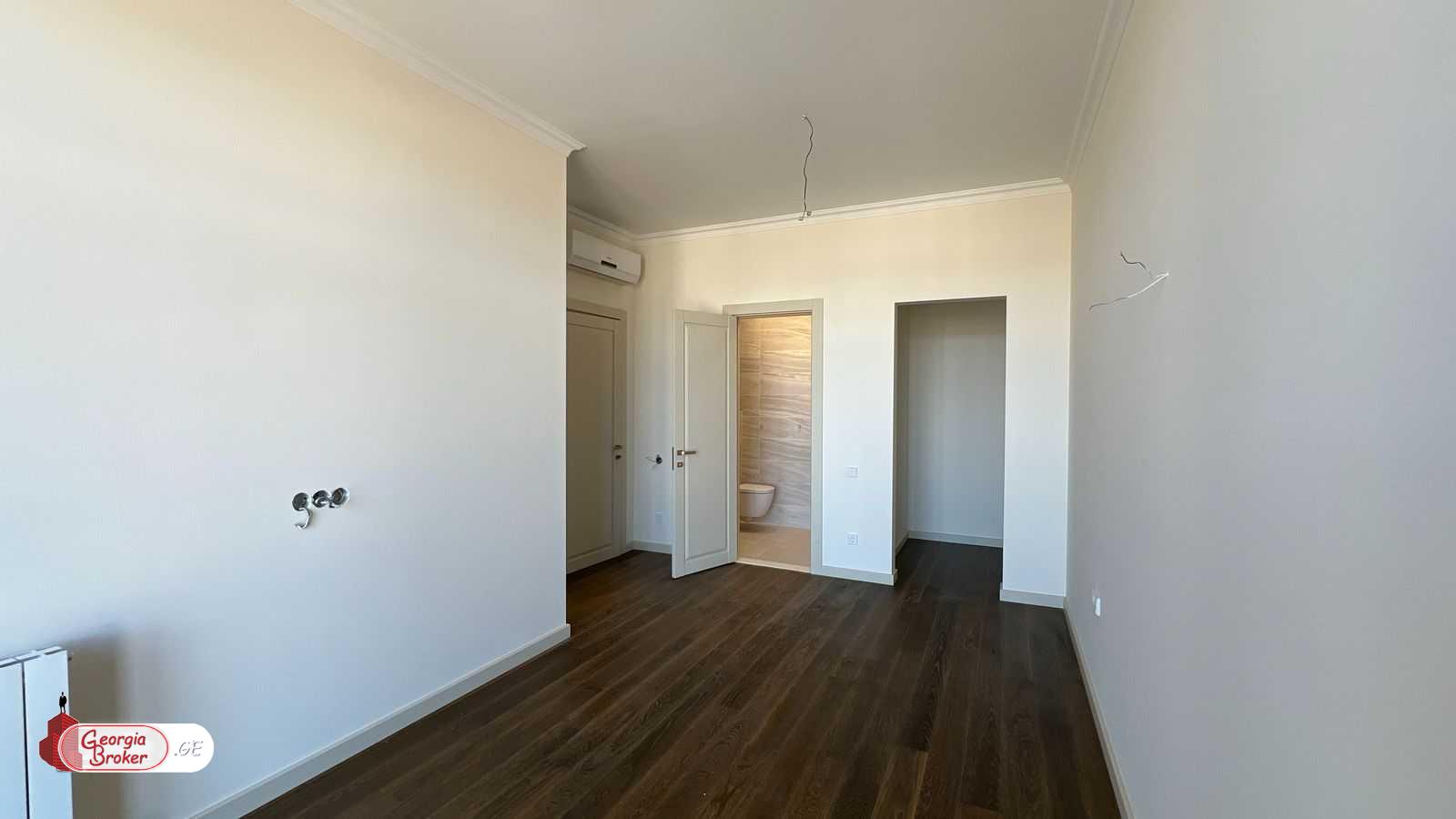 იყიდება ახალი გარემონტებული 5 ოთახიანი ბინა