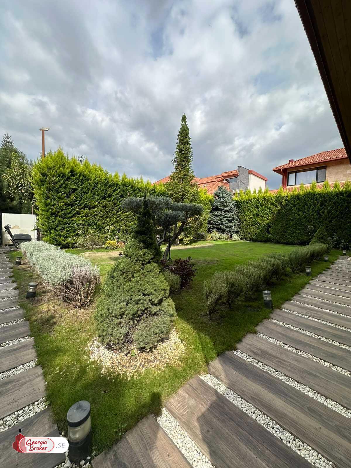 nearly repaired 11-room house for sale