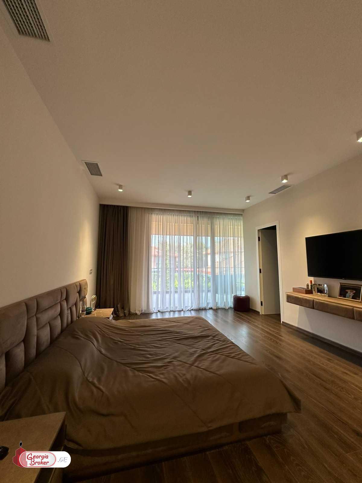 nearly repaired 11-room house for sale