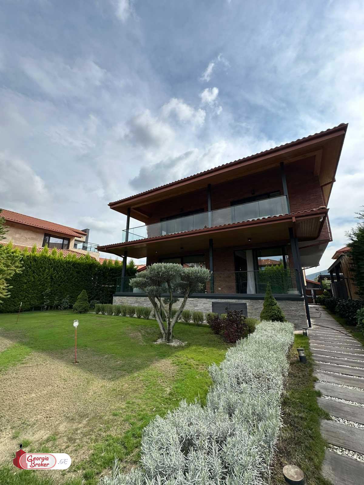 nearly repaired 11-room house for sale