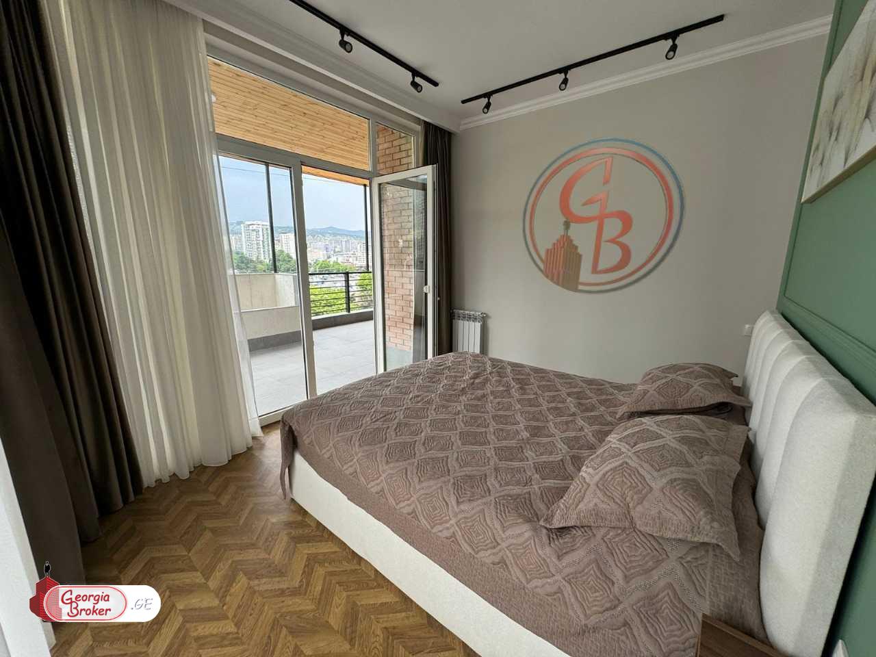 იყიდება ახალი გარემონტებული 5 ოთახიანი ბინა