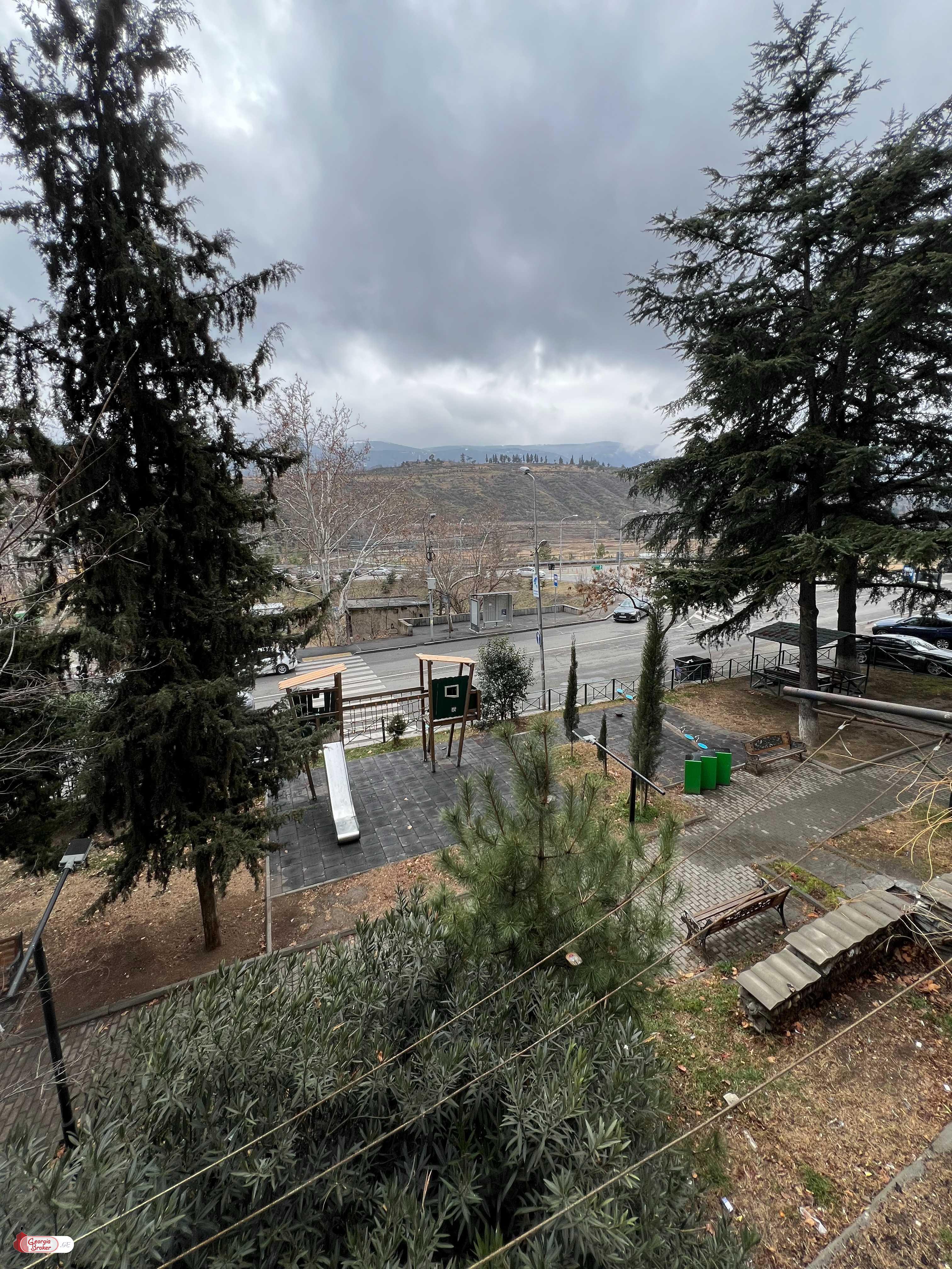 продается квартира с новым ремонтом 3-комнаты