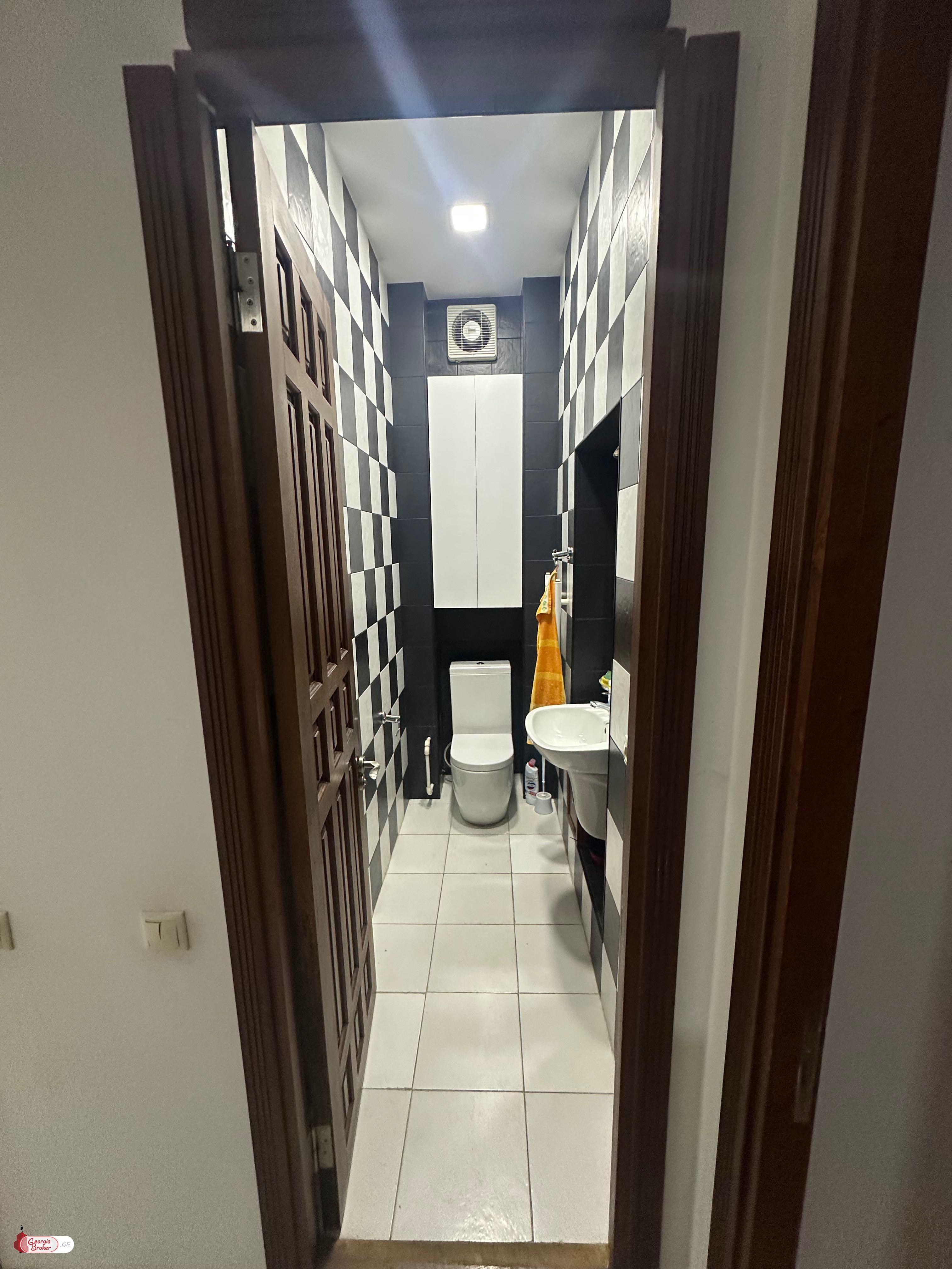 იყიდება ახალი გარემონტებული 4 ოთახიანი ბინა