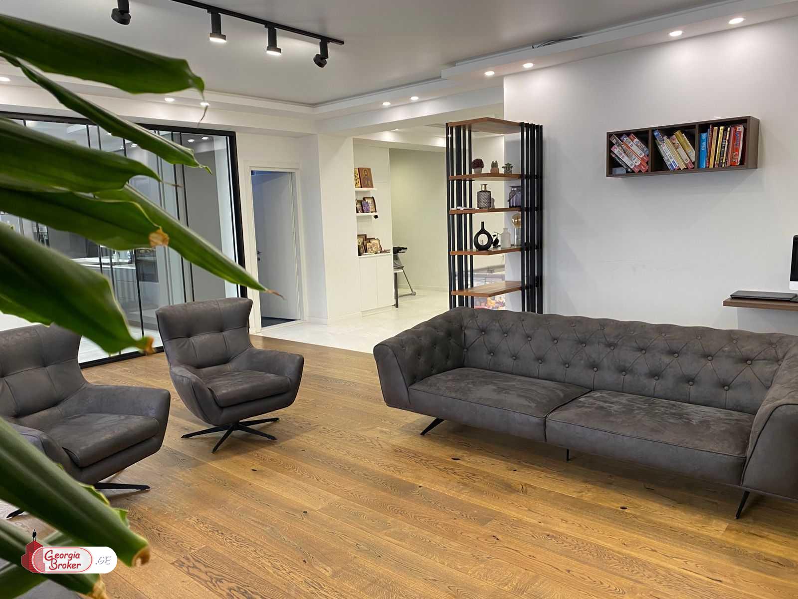 იყიდება ახალი გარემონტებული 5 ოთახიანი ბინა