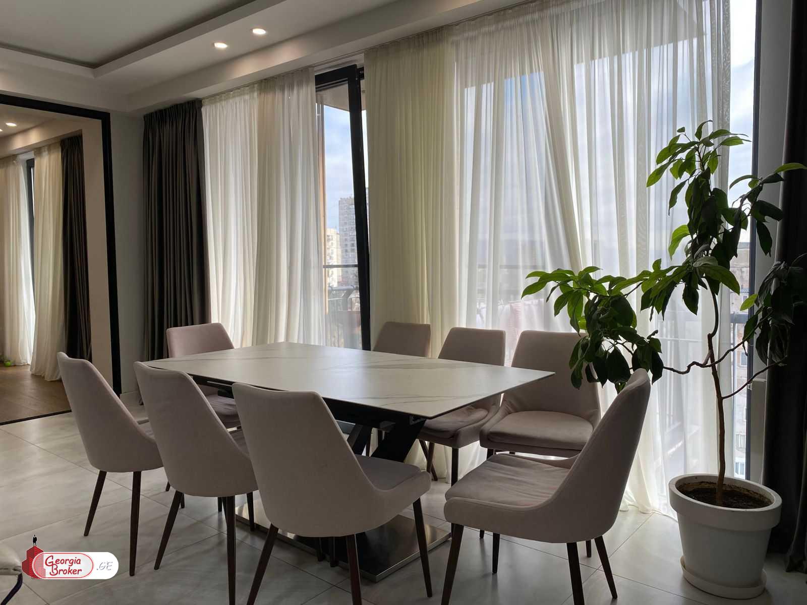 იყიდება ახალი გარემონტებული 5 ოთახიანი ბინა