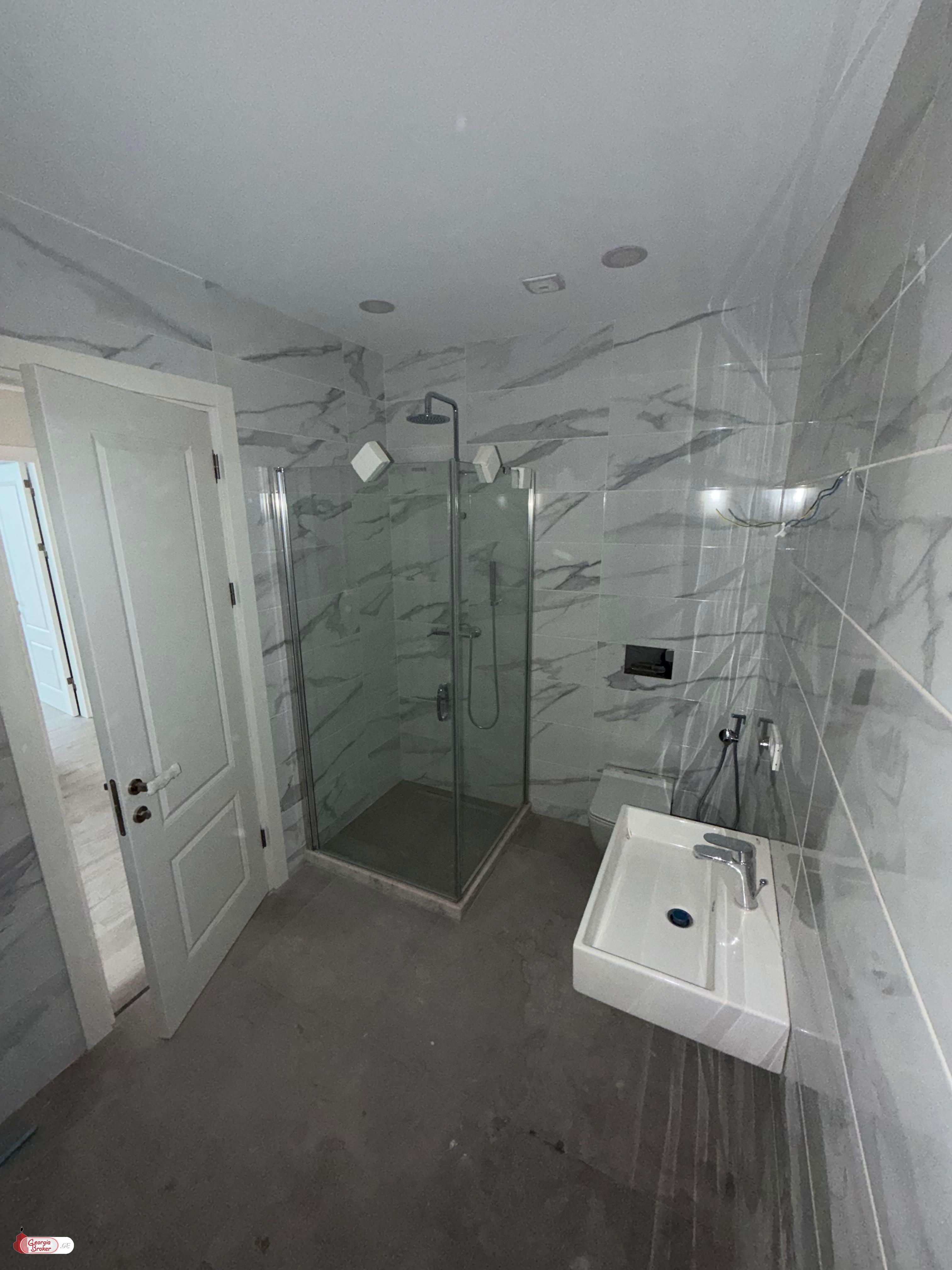 იყიდება ახალი გარემონტებული 4 ოთახიანი ბინა