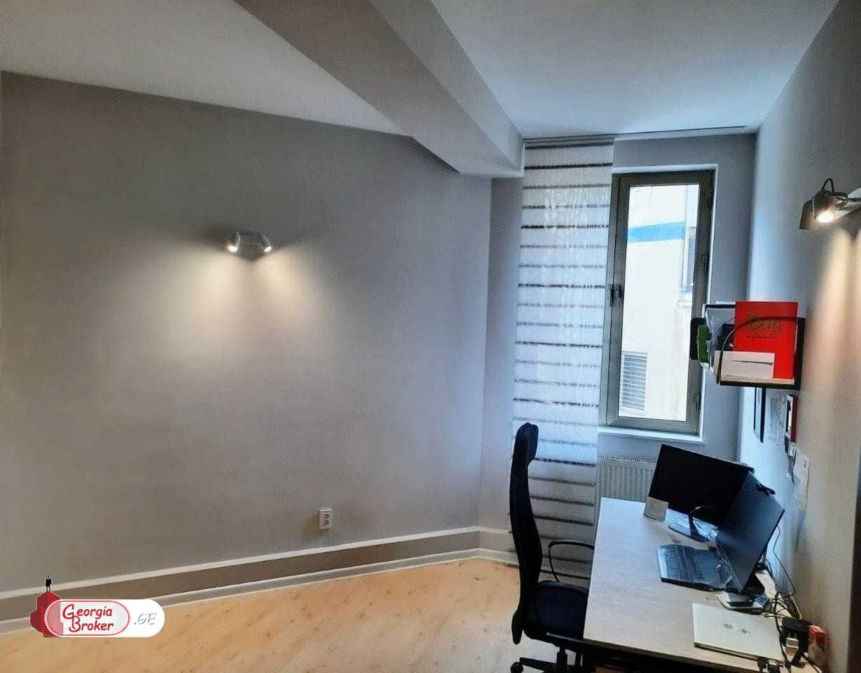 продается квартира с новым ремонтом 4-комнаты