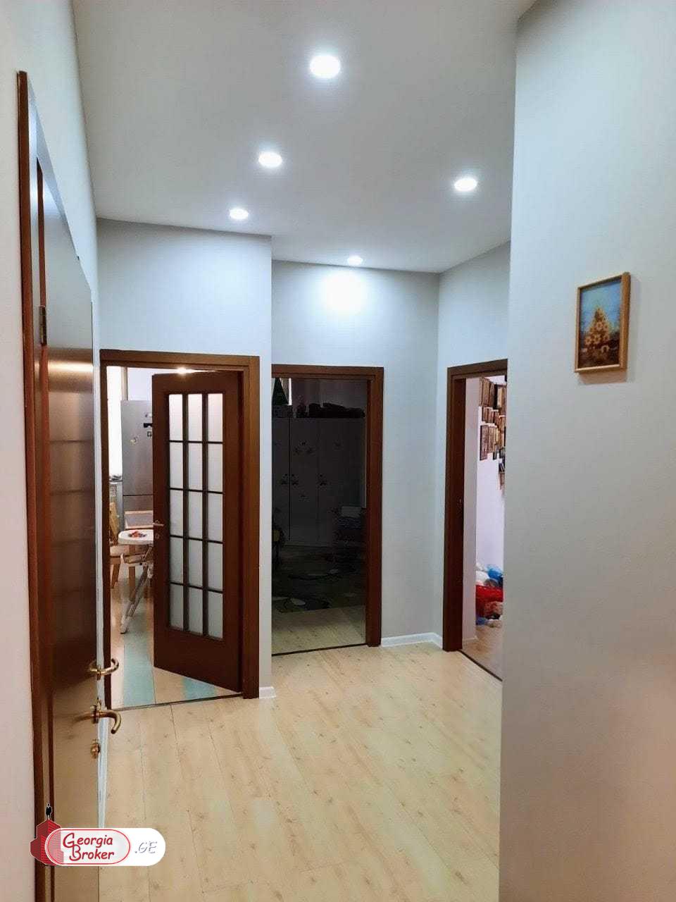 продается квартира с новым ремонтом 4-комнаты