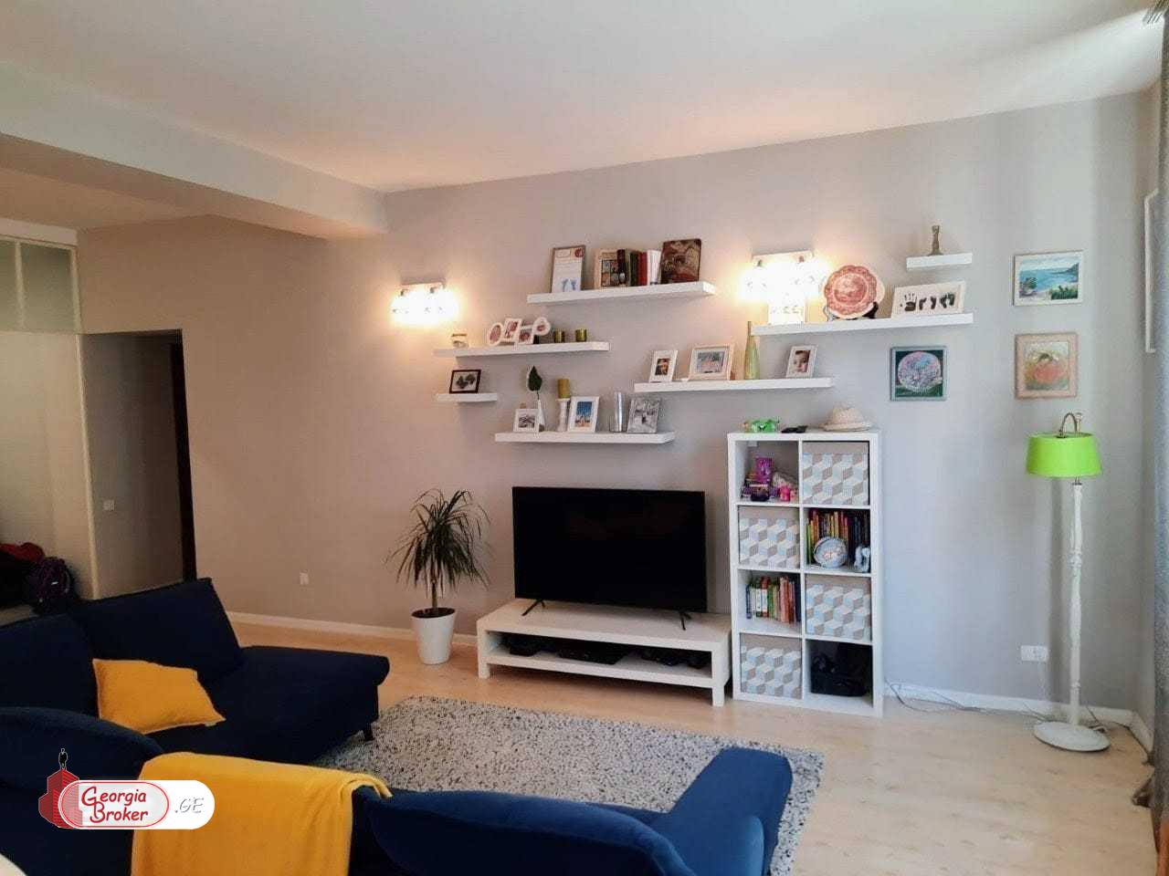 продается квартира с новым ремонтом 4-комнаты