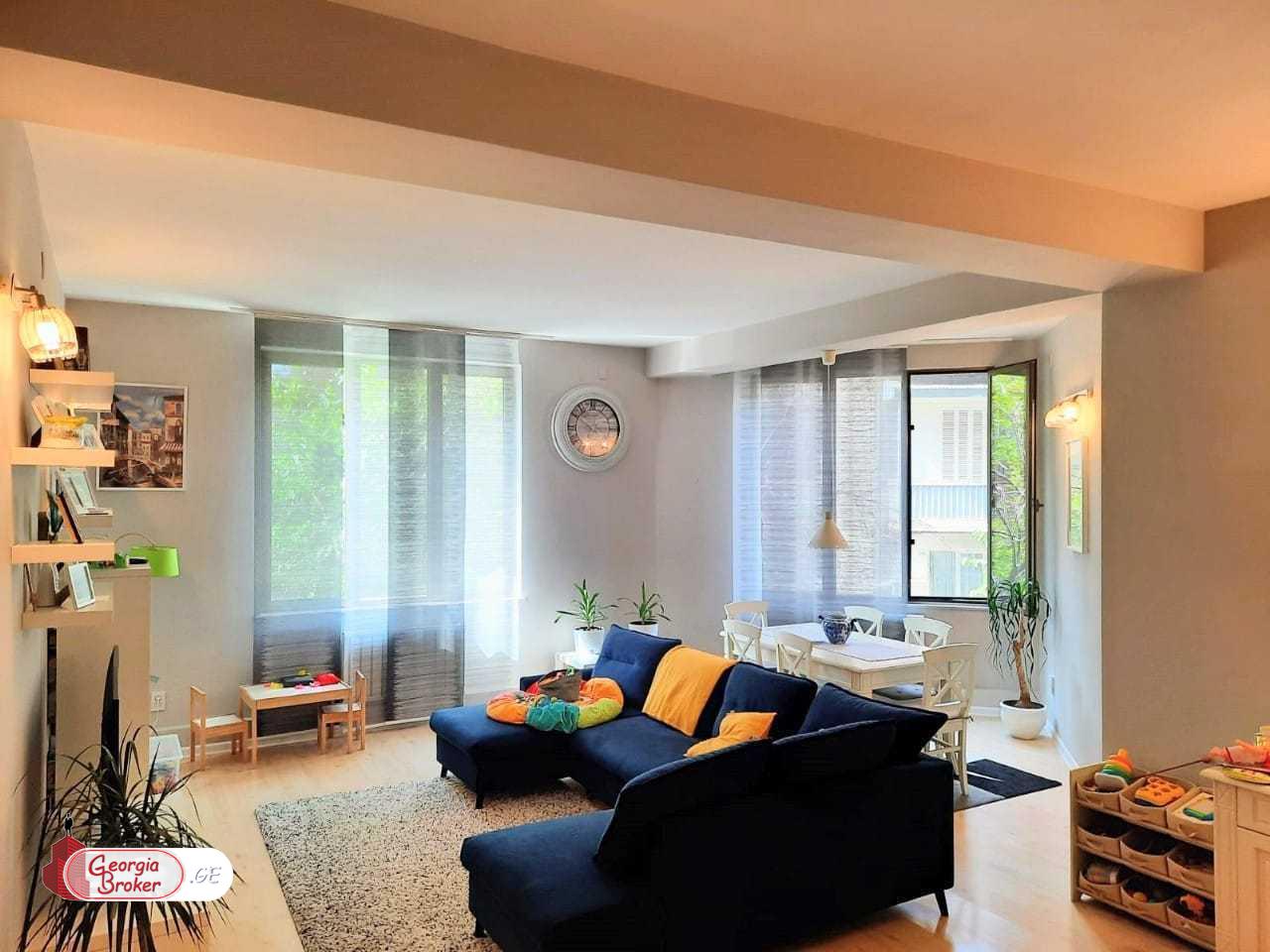 продается квартира с новым ремонтом 4-комнаты