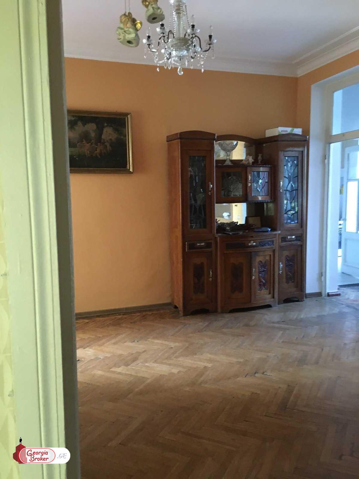 продается квартира с новым ремонтом 4-комнаты