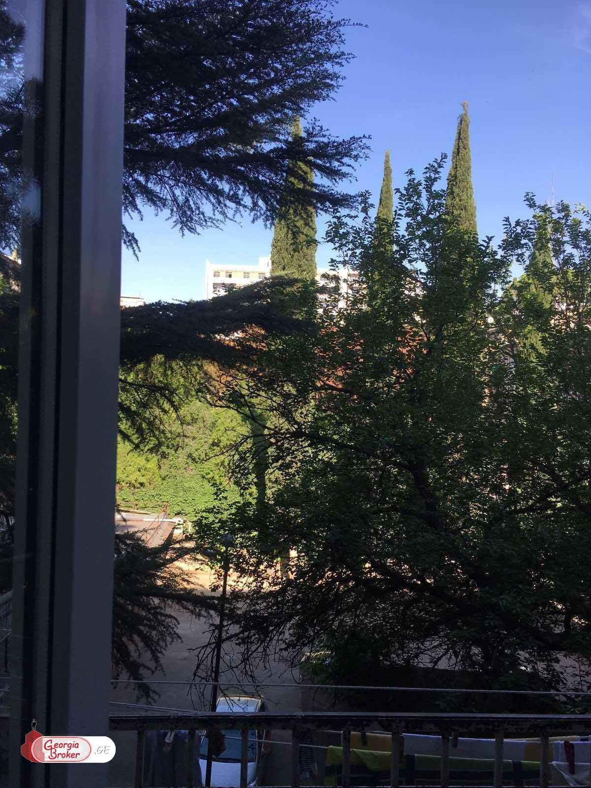 продается квартира с новым ремонтом 4-комнаты