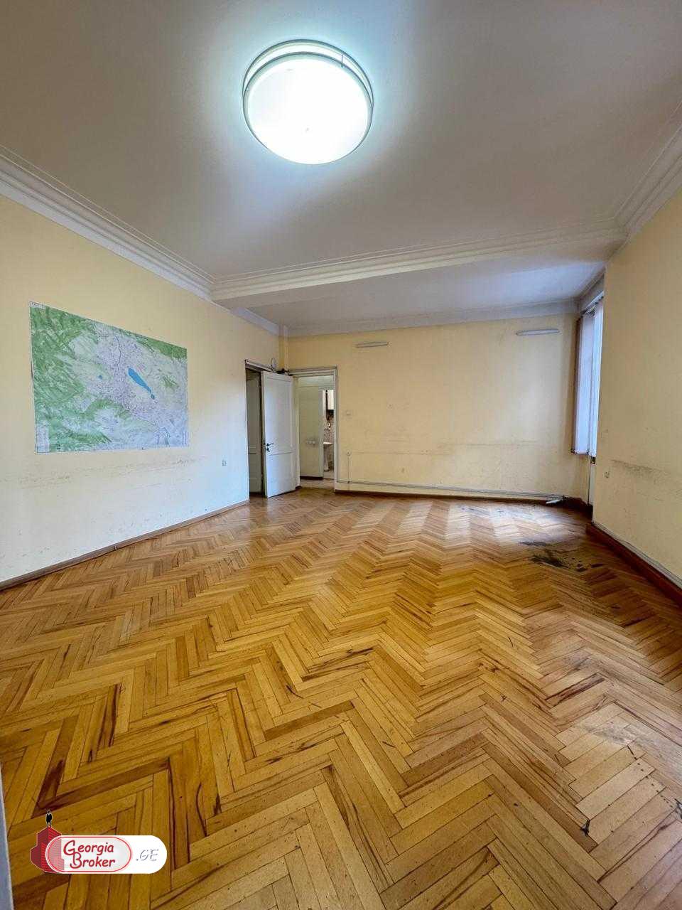 იყიდება ძველი გარემონტებული საოფისე ფართი