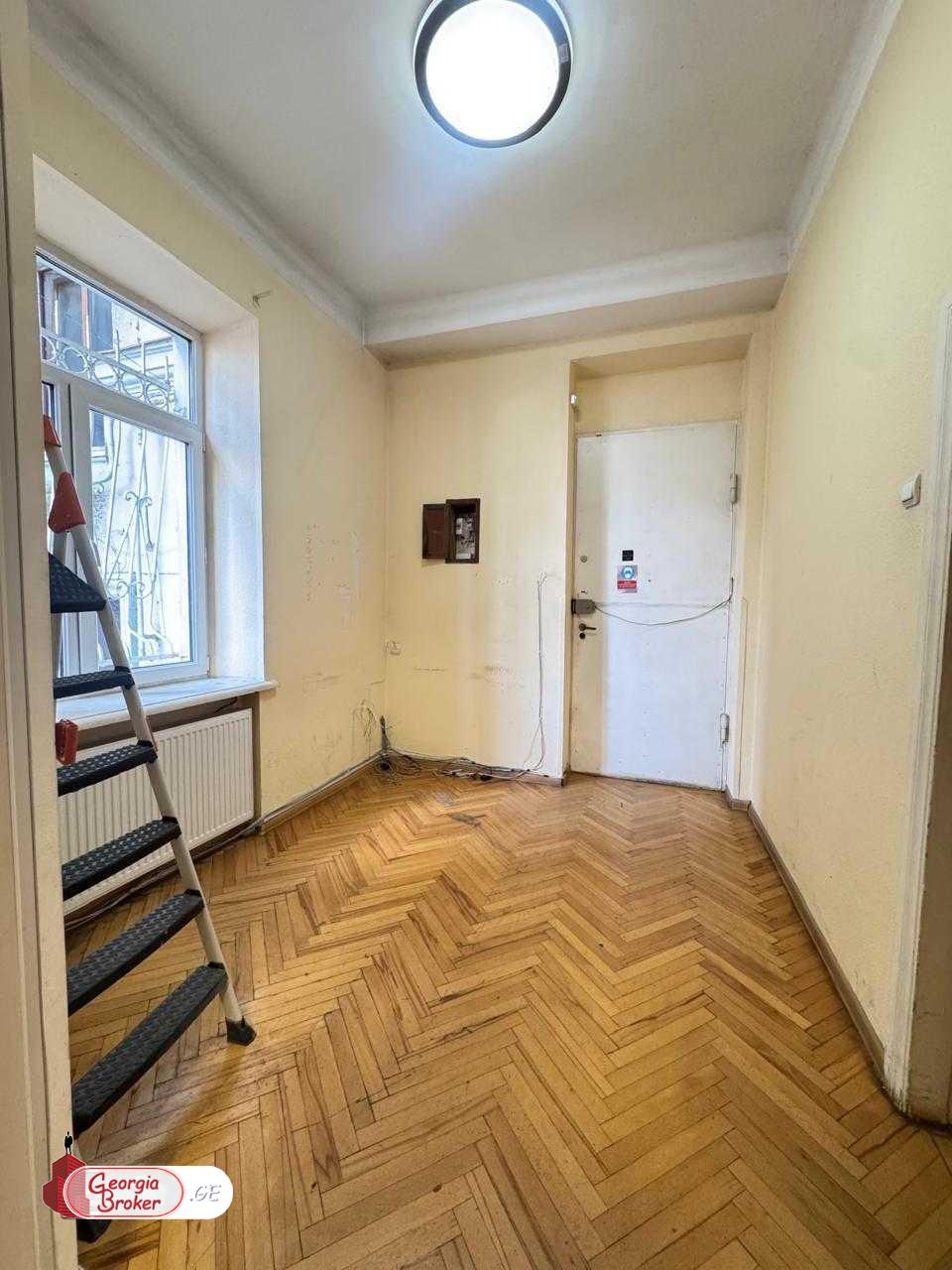 იყიდება ძველი გარემონტებული საოფისე ფართი