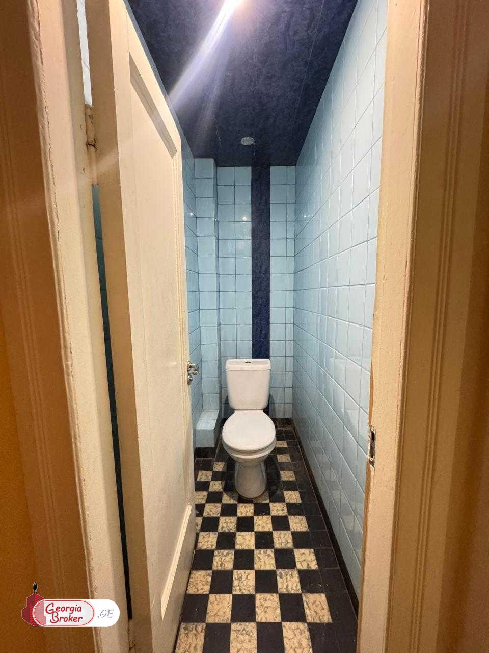 იყიდება ძველი გარემონტებული საოფისე ფართი