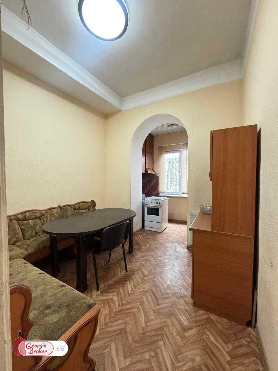 იყიდება ძველი გარემონტებული საოფისე ფართი