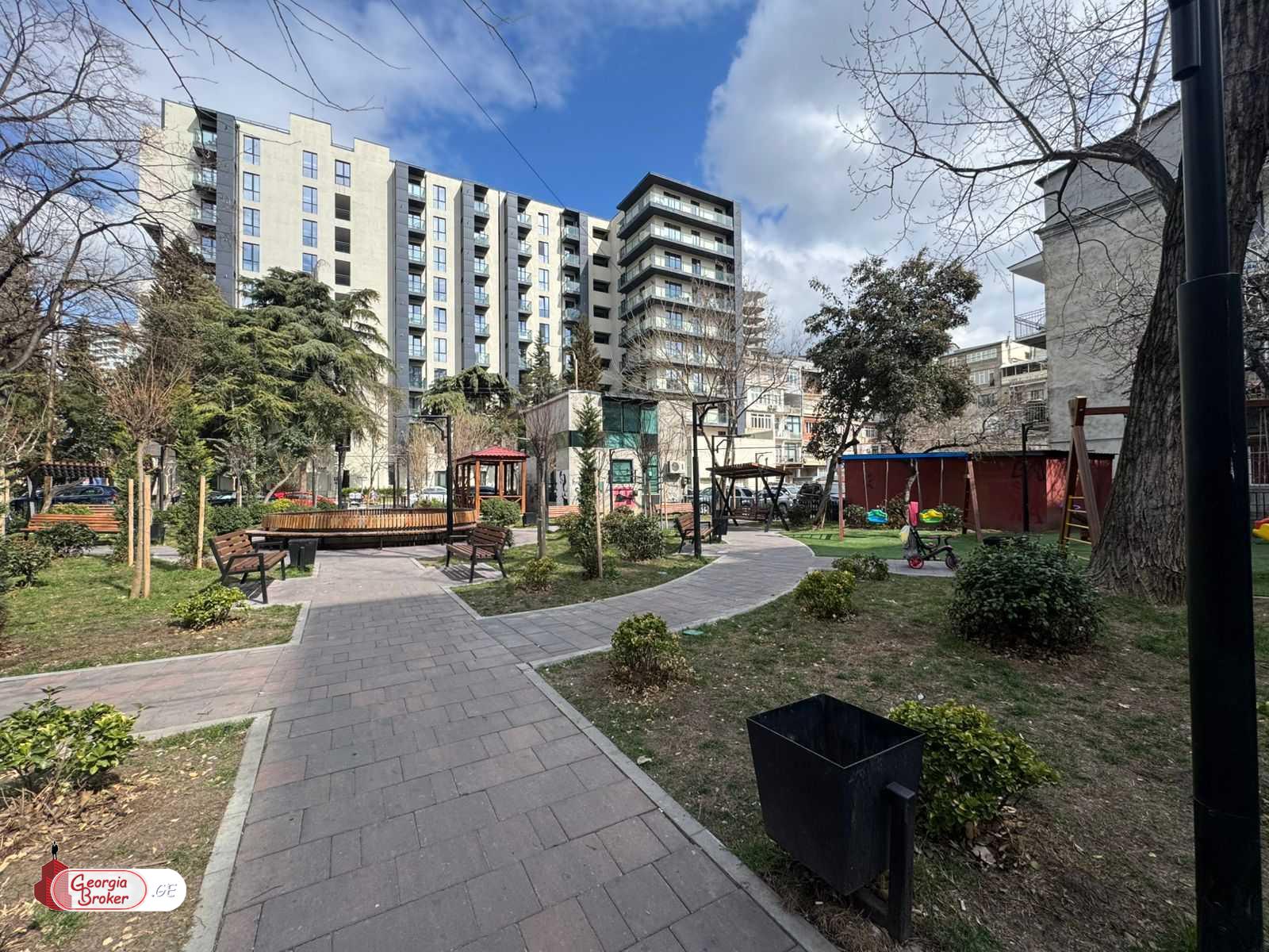 იყიდება ძველი გარემონტებული საოფისე ფართი