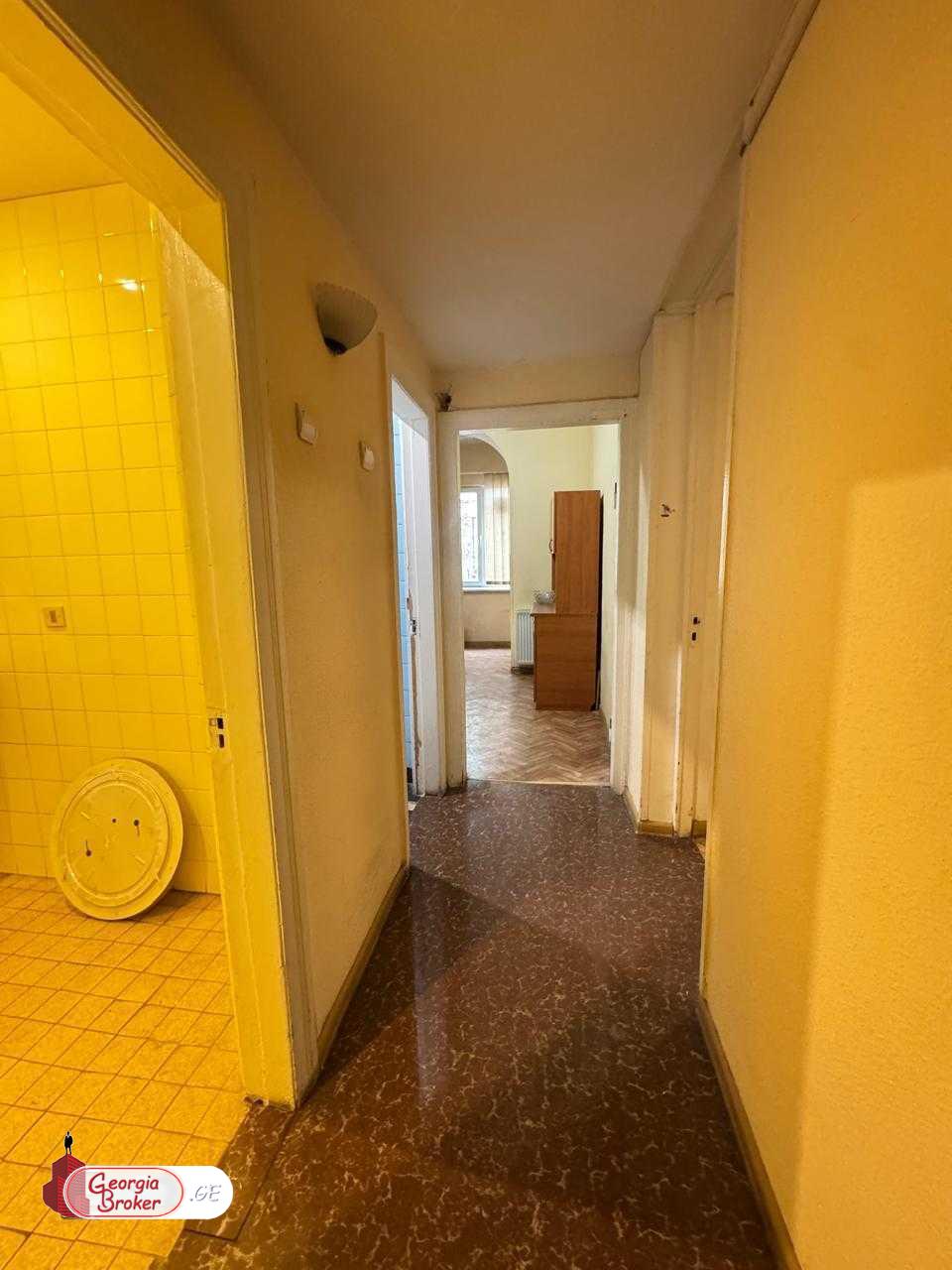 იყიდება ძველი გარემონტებული საოფისე ფართი