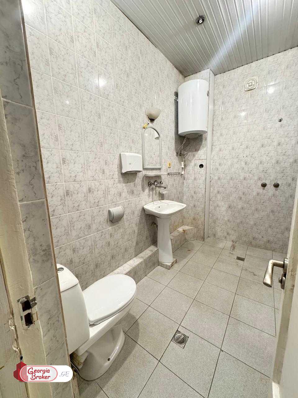 იყიდება ძველი გარემონტებული საოფისე ფართი