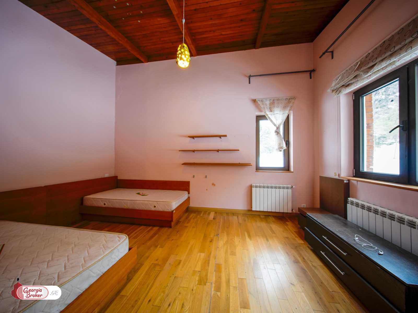 продается дом с новым ремонтом 10-комнат