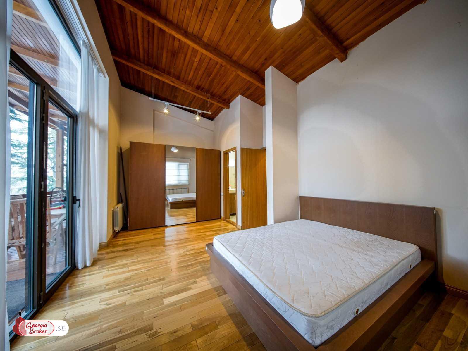 продается дом с новым ремонтом 10-комнат