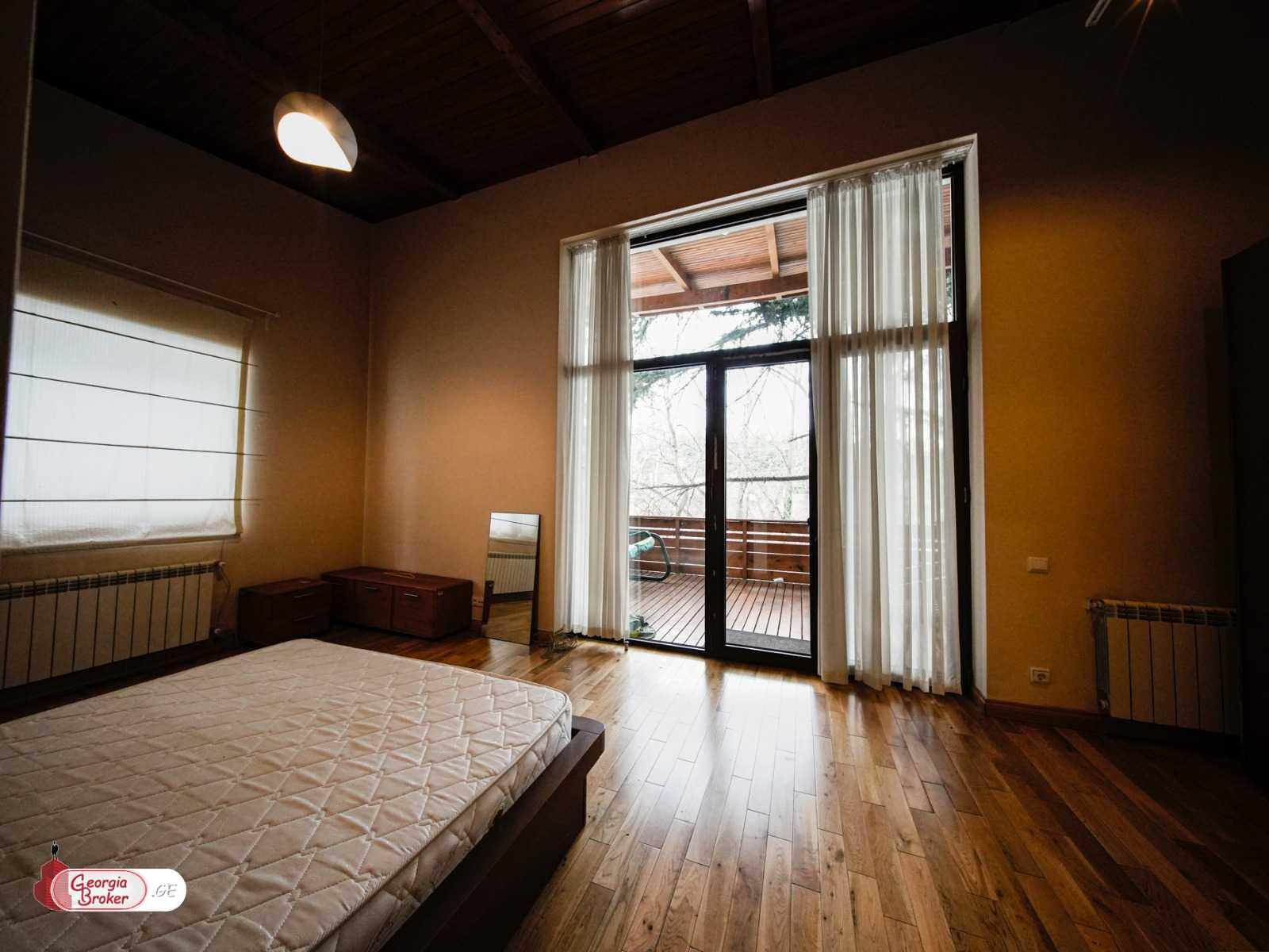 продается дом с новым ремонтом 10-комнат