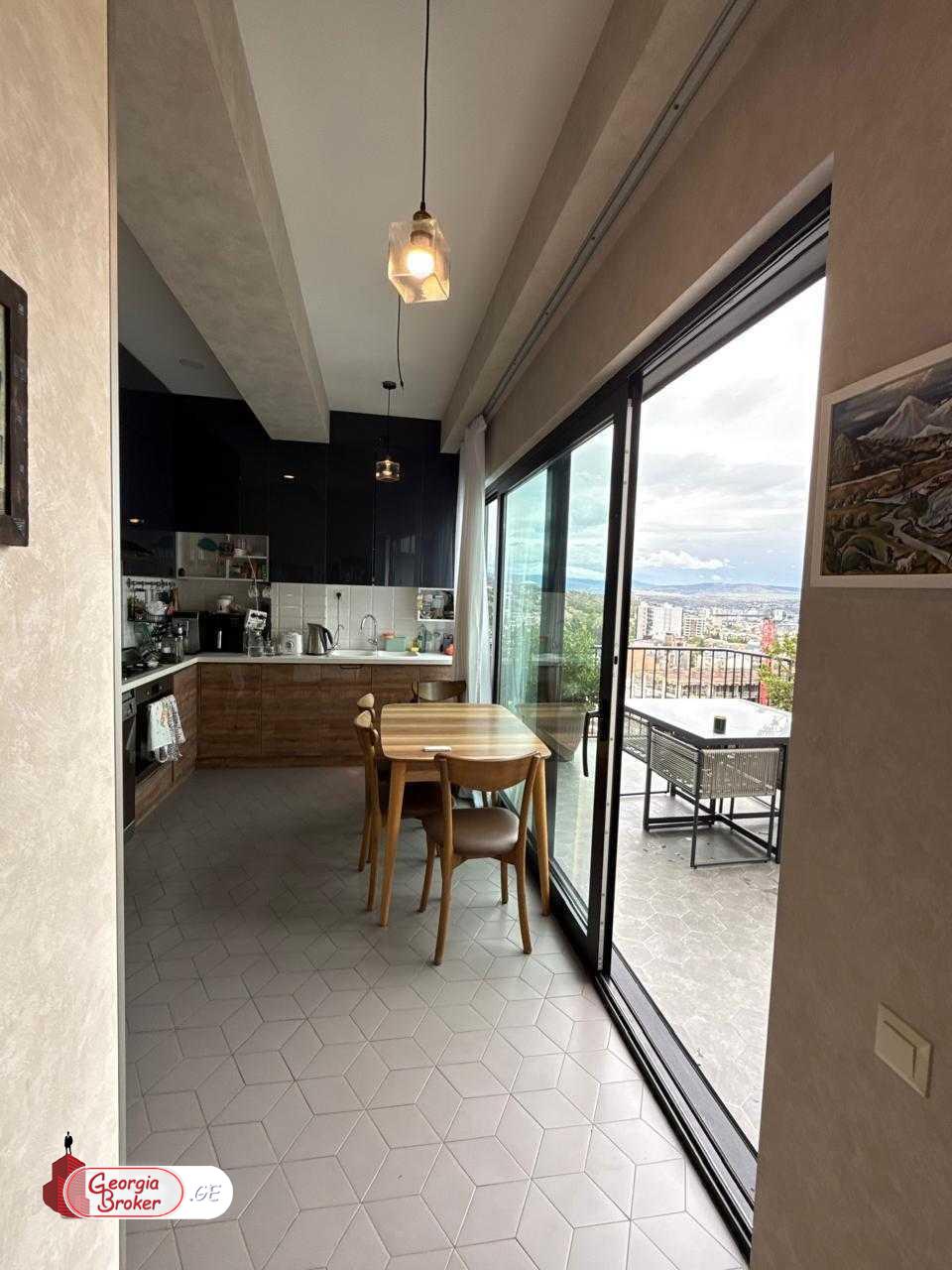 იყიდება ახალი გარემონტებული 4 ოთახიანი ბინა