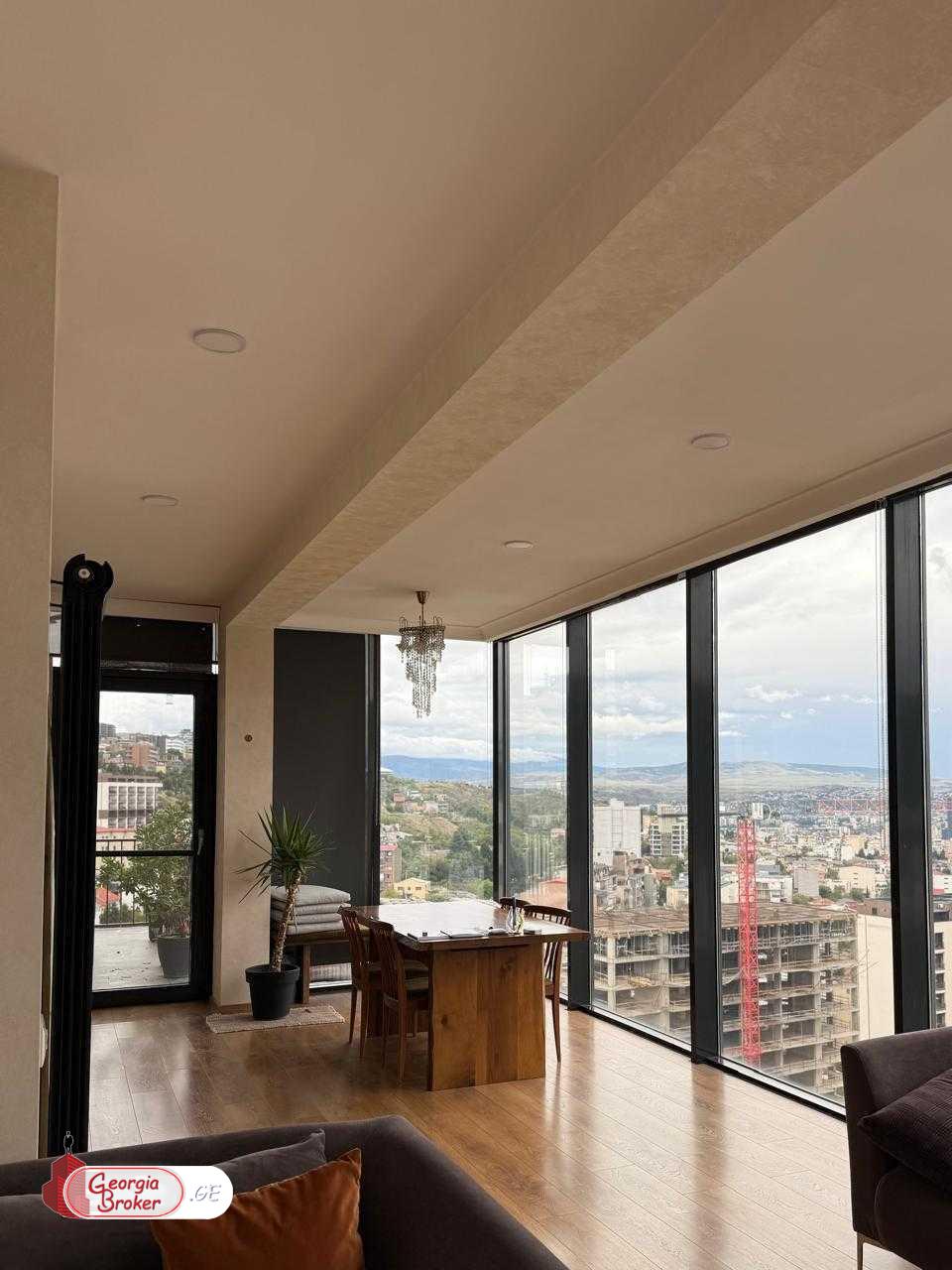 იყიდება ახალი გარემონტებული 4 ოთახიანი ბინა