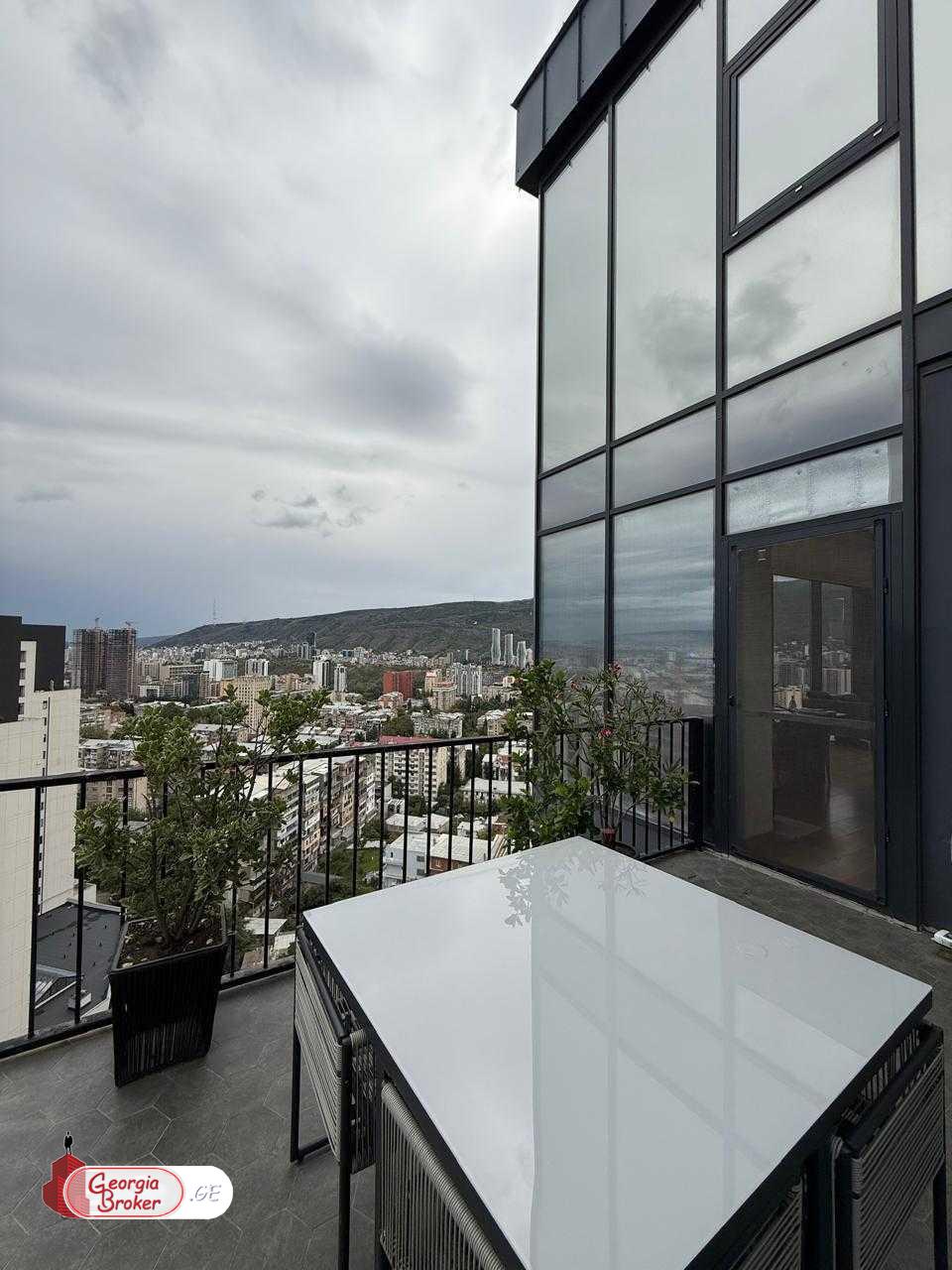 იყიდება ახალი გარემონტებული 4 ოთახიანი ბინა