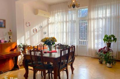 იყიდება ძველი გარემონტებული 7 ოთახიანი ბინა