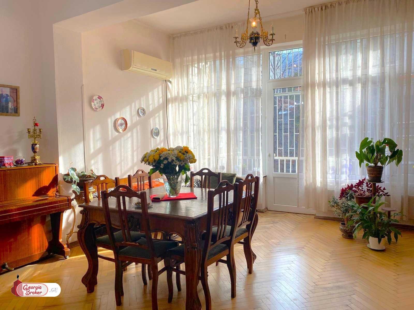 იყიდება ძველი გარემონტებული 7 ოთახიანი ბინა