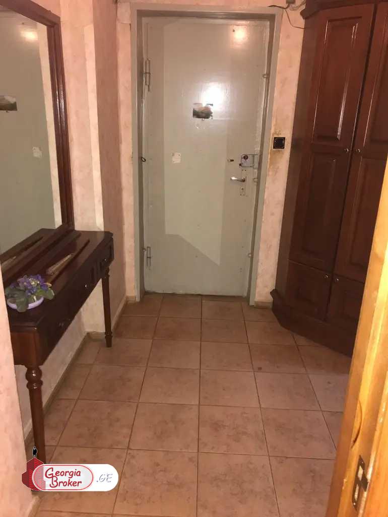 იყიდება ახალი გარემონტებული 4 ოთახიანი ბინა