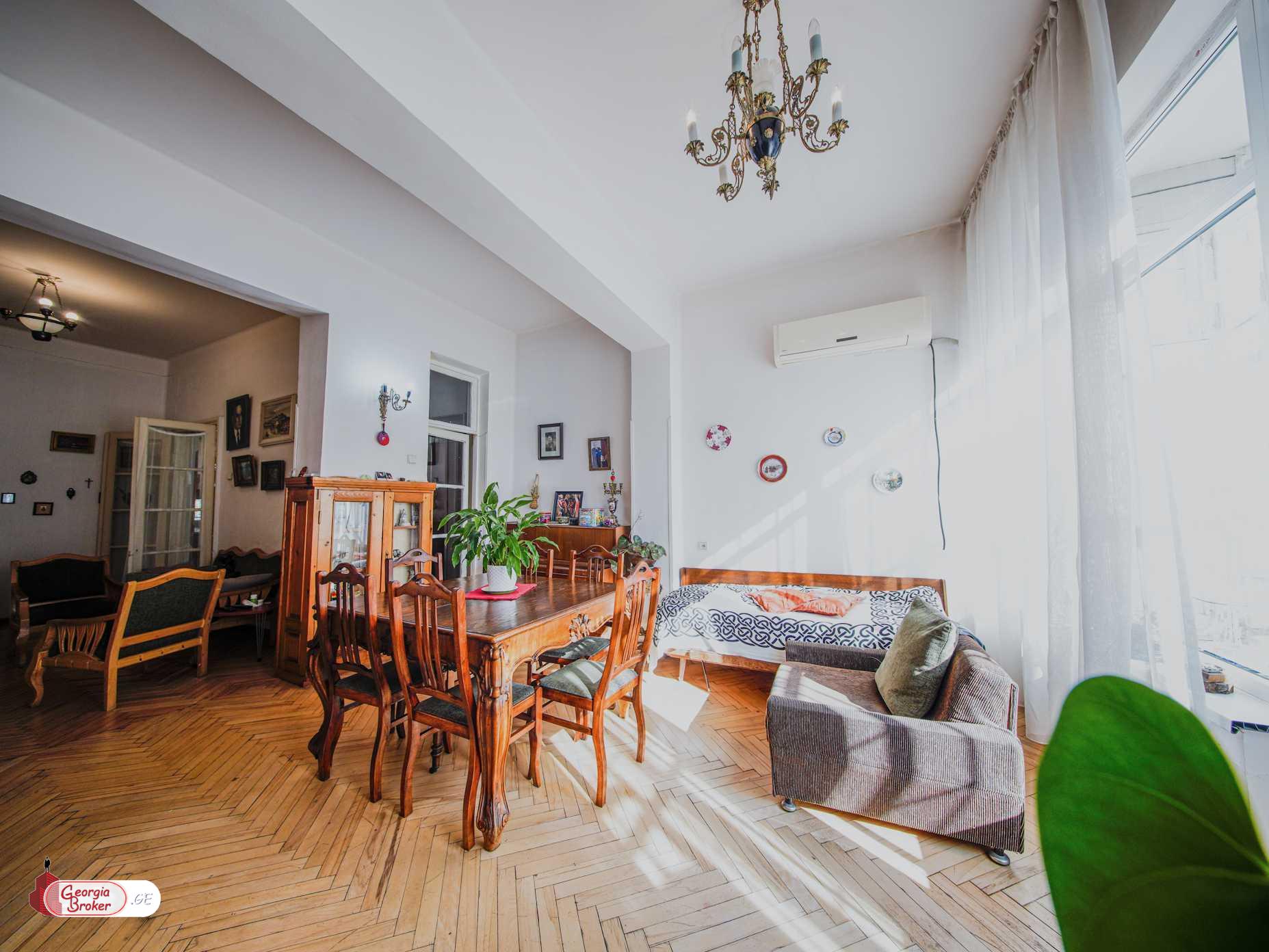 იყიდება ძველი გარემონტებული 7 ოთახიანი ბინა