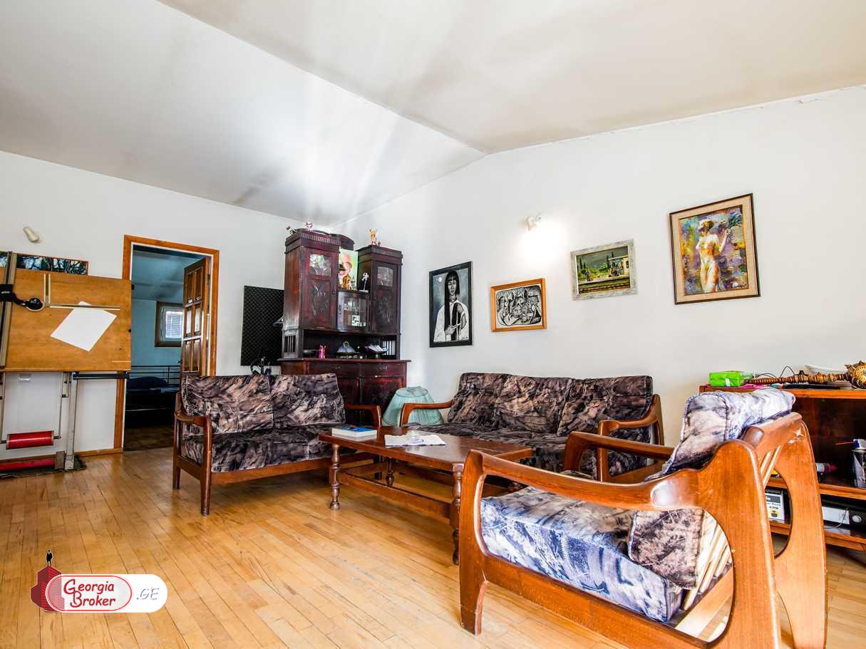 იყიდება ძველი გარემონტებული 7 ოთახიანი ბინა