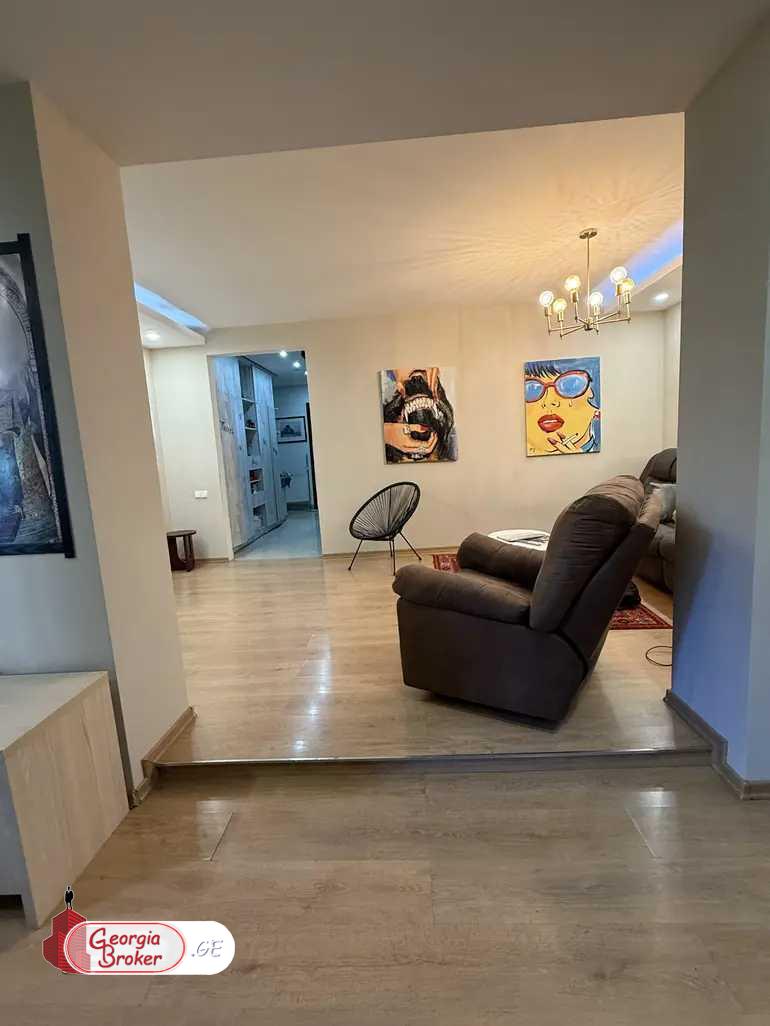 იყიდება ახალი გარემონტებული 5 ოთახიანი ბინა