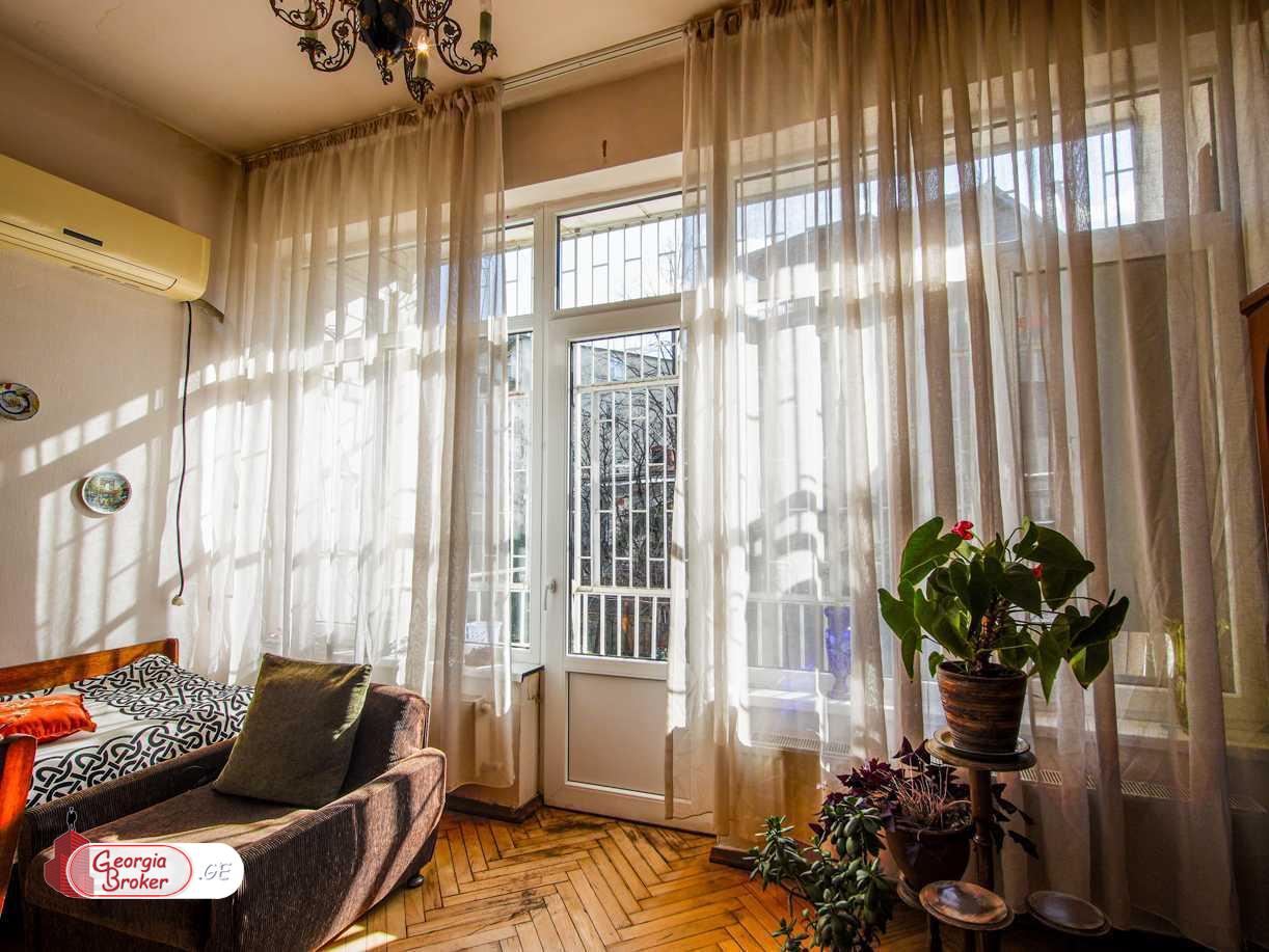 იყიდება ძველი გარემონტებული 7 ოთახიანი ბინა