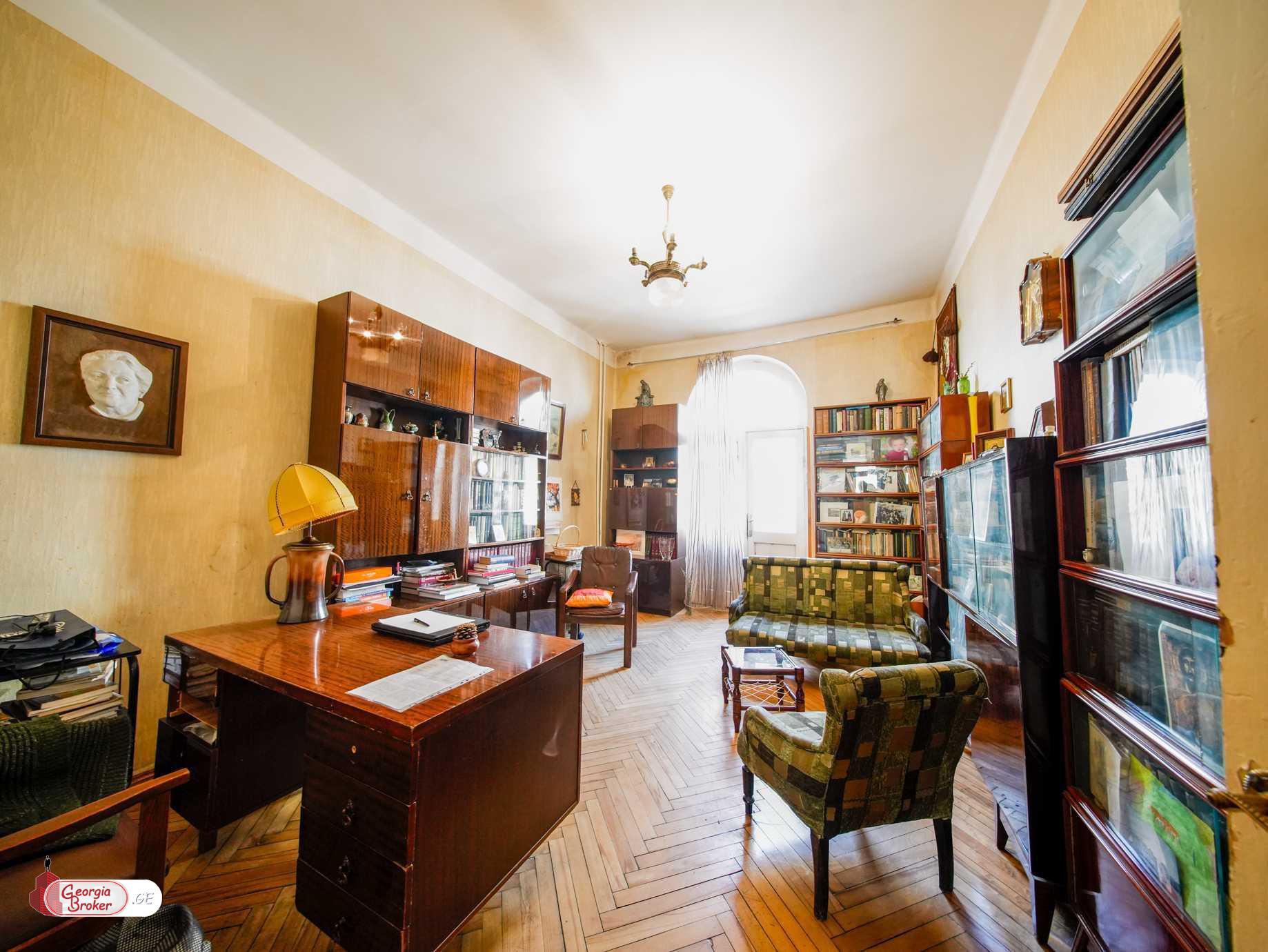 იყიდება ძველი გარემონტებული 7 ოთახიანი ბინა