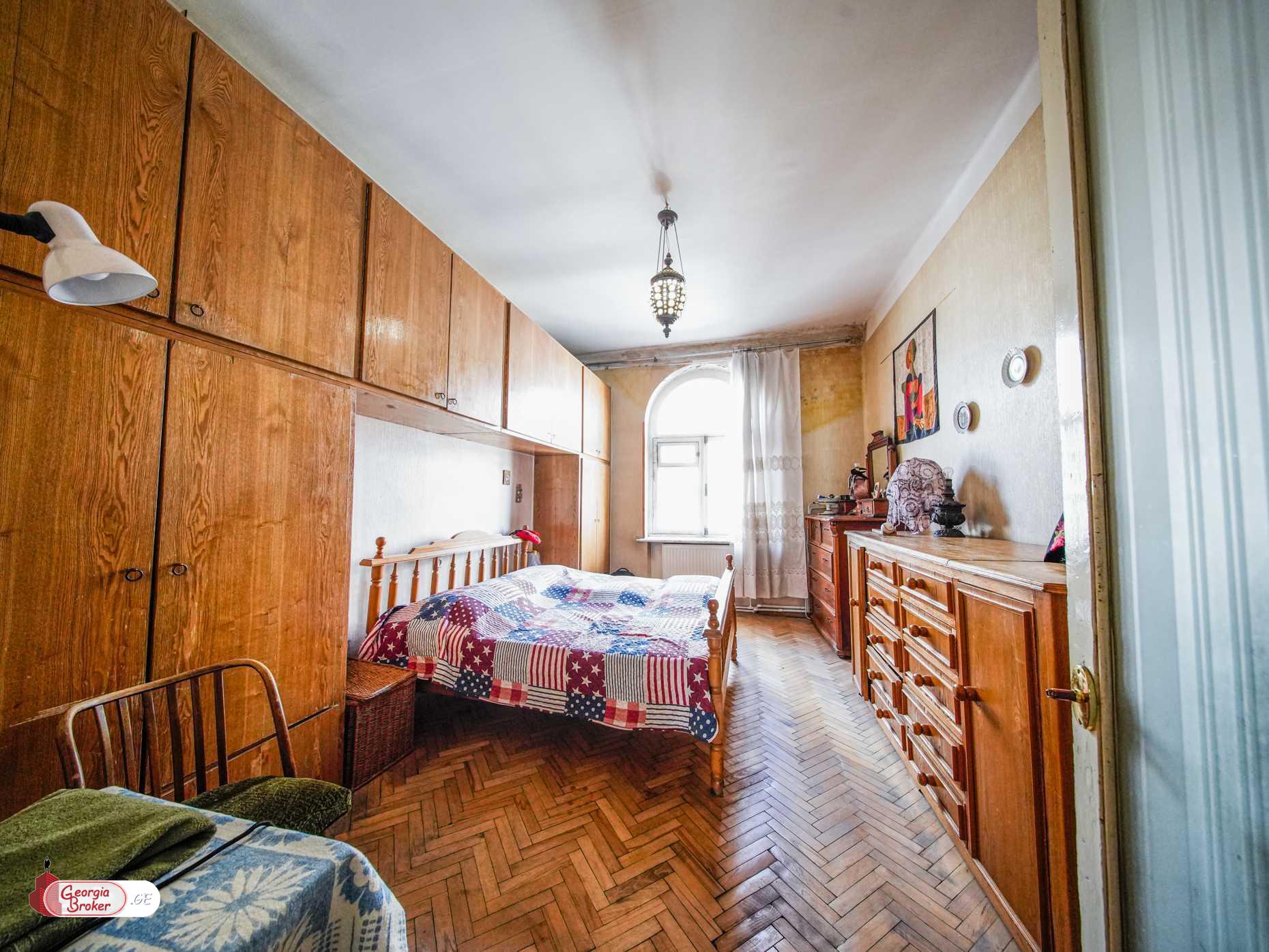 იყიდება ძველი გარემონტებული 7 ოთახიანი ბინა