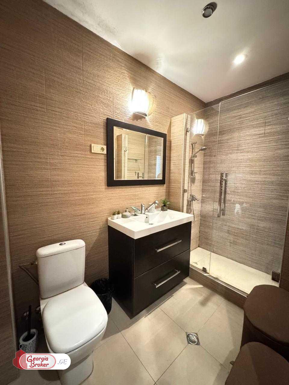 продается квартира с новым ремонтом 3-комнаты