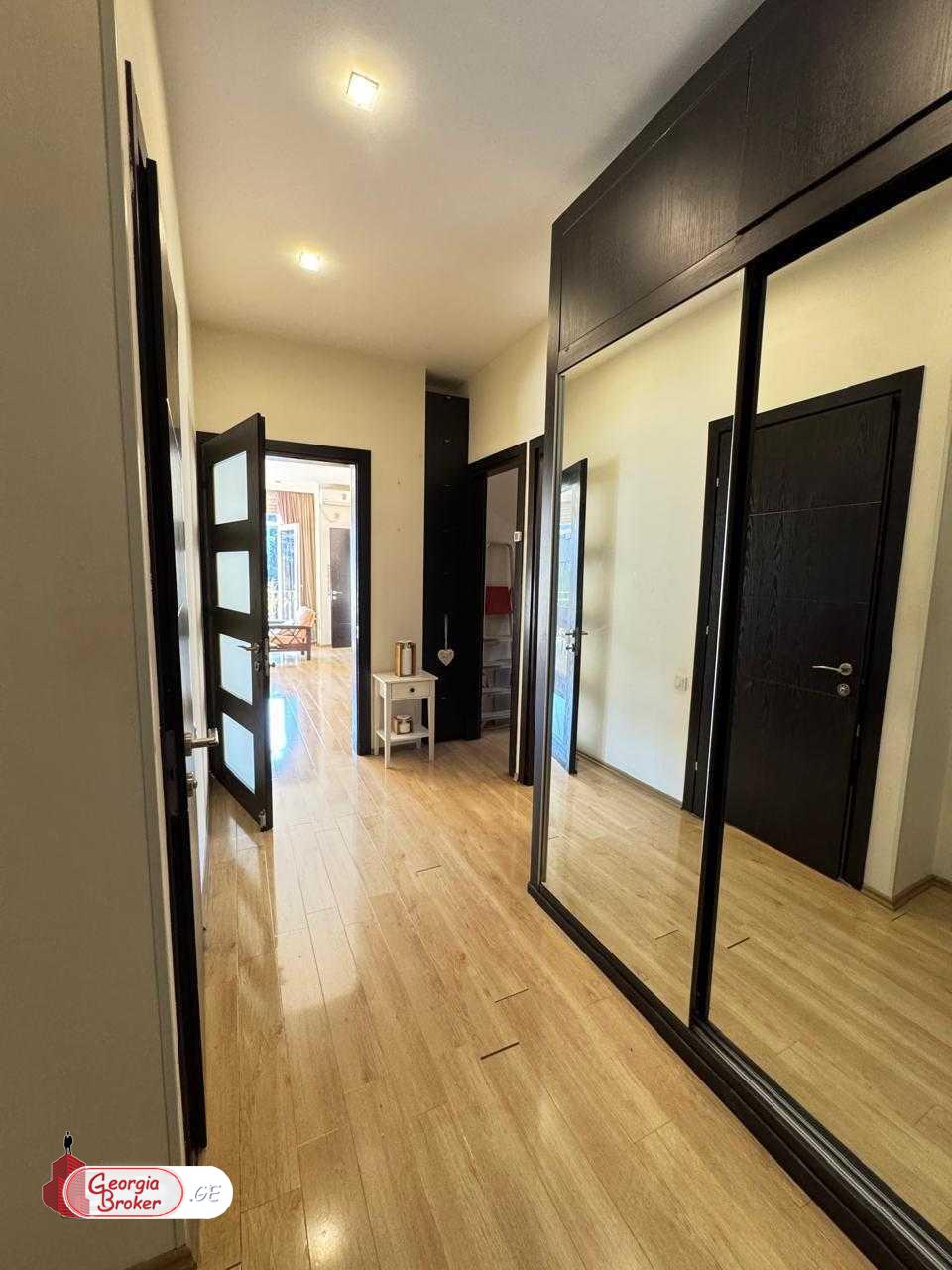 продается квартира с новым ремонтом 3-комнаты