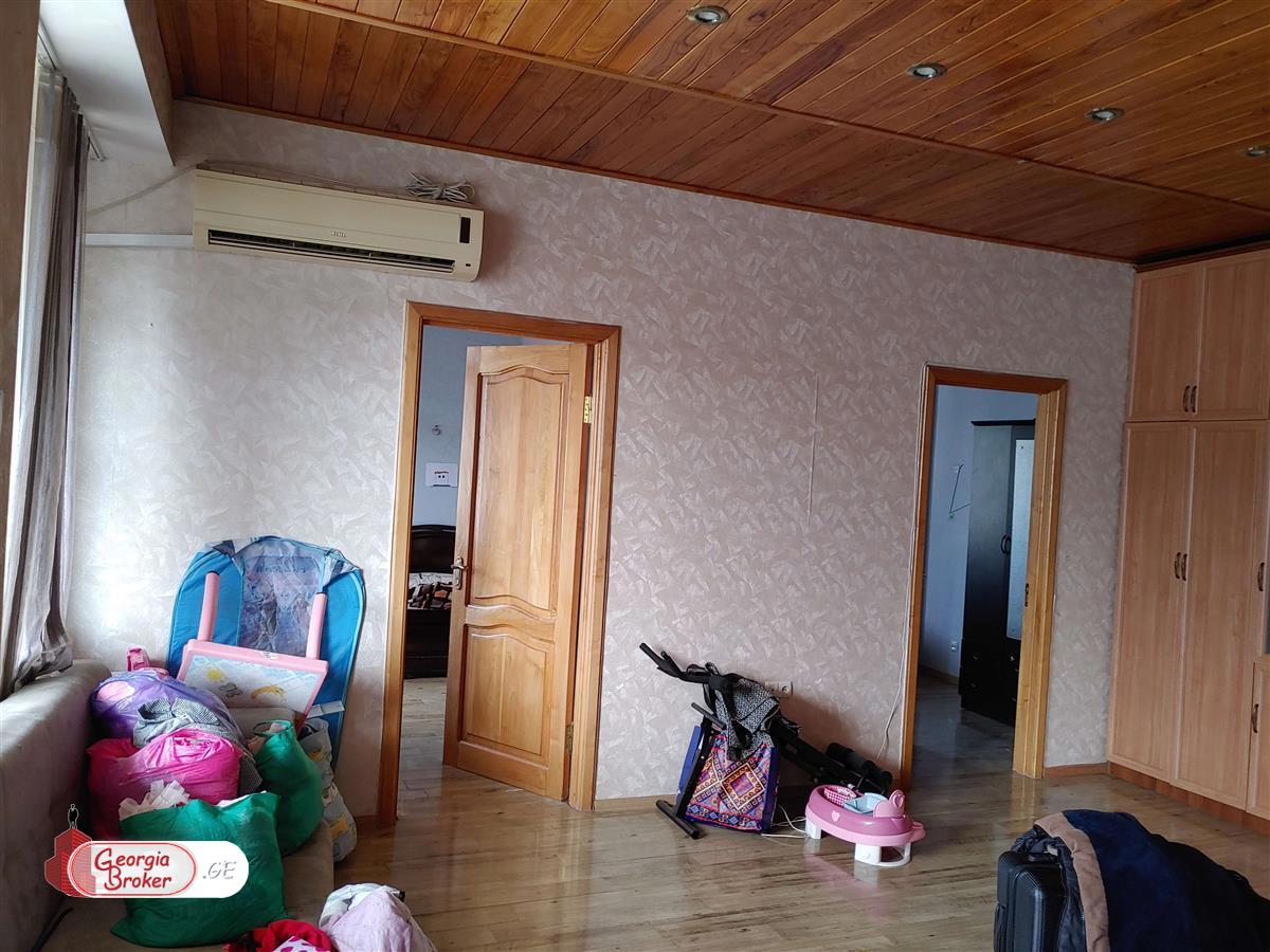 იყიდება ახალი გარემონტებული 5 ოთახიანი ბინა