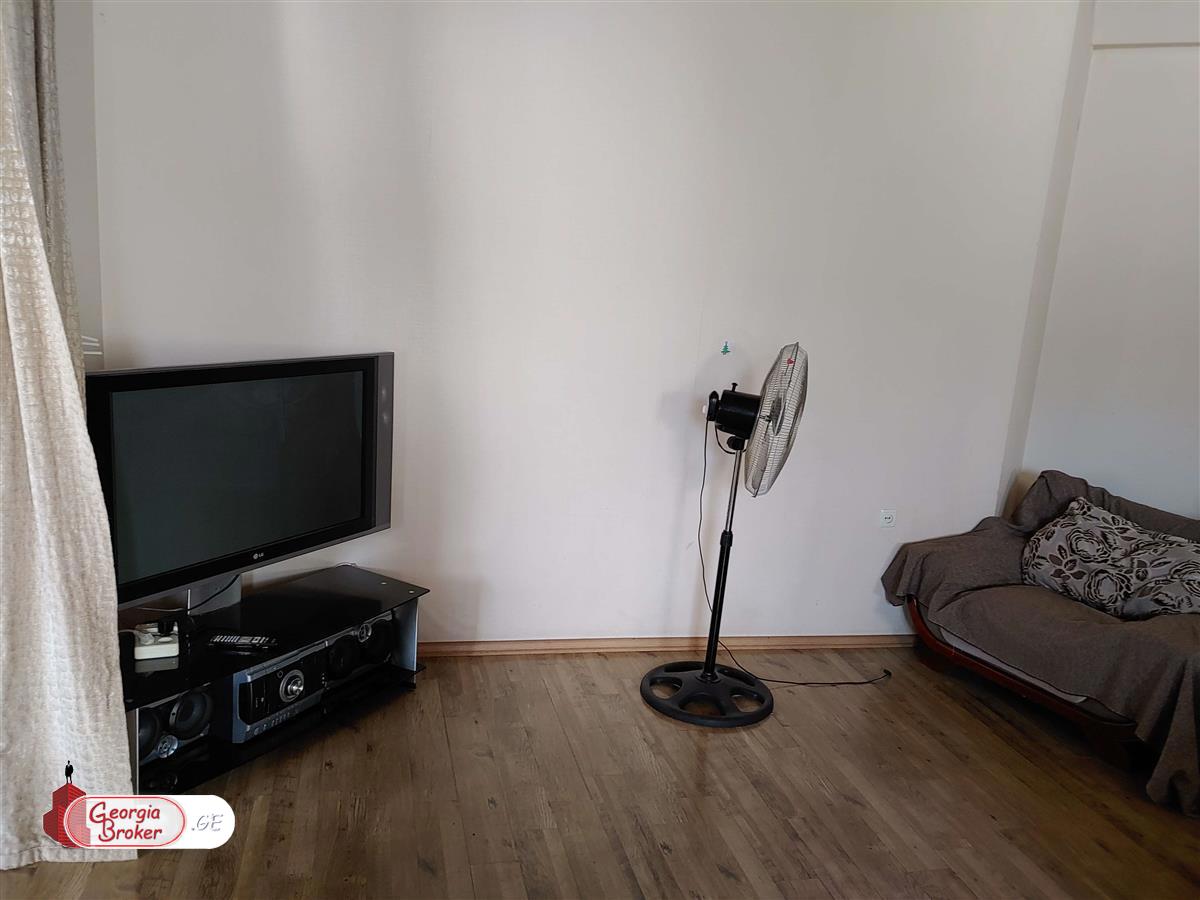 იყიდება ახალი გარემონტებული 5 ოთახიანი ბინა