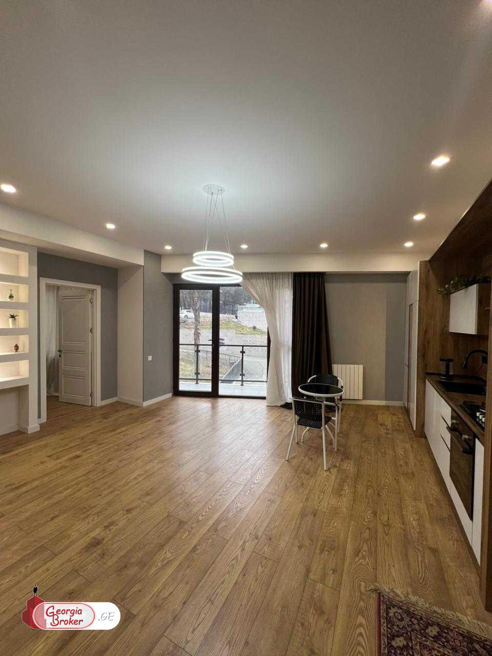 продается квартира с новым ремонтом 3-комнаты