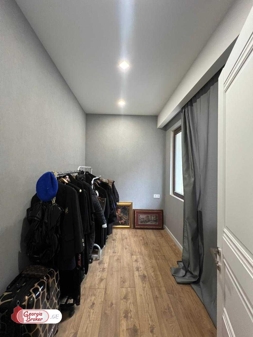 продается квартира с новым ремонтом 3-комнаты