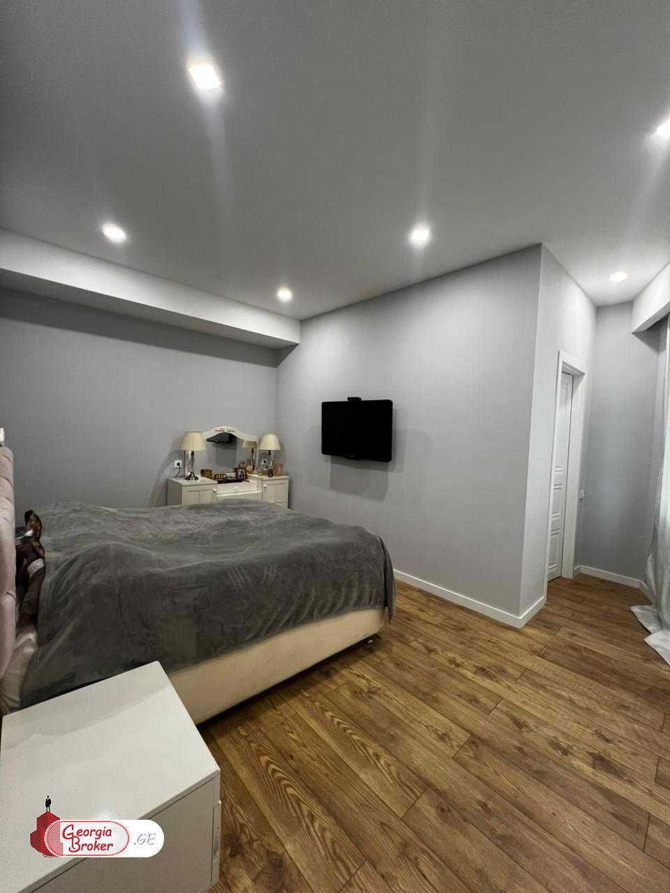 продается квартира с новым ремонтом 3-комнаты