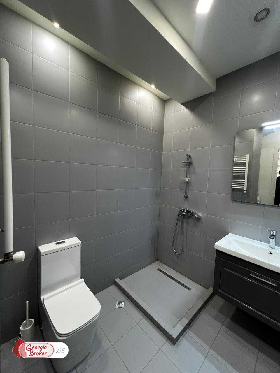 продается квартира с новым ремонтом 3-комнаты