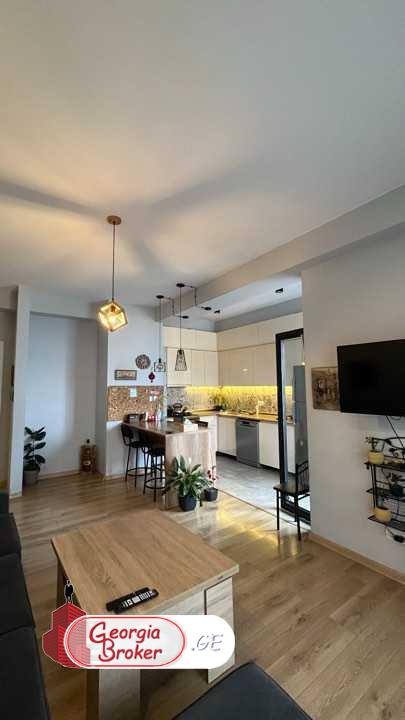 იყიდება ახალი გარემონტებული 4 ოთახიანი ბინა